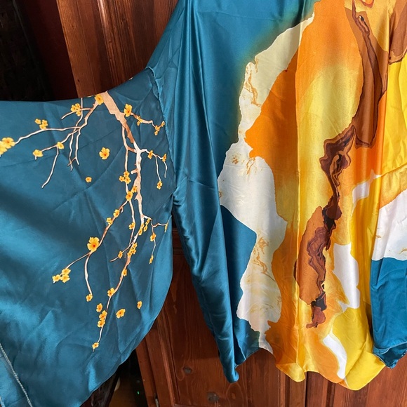 Gorgeous wrap with sash - Picture 5 of 7